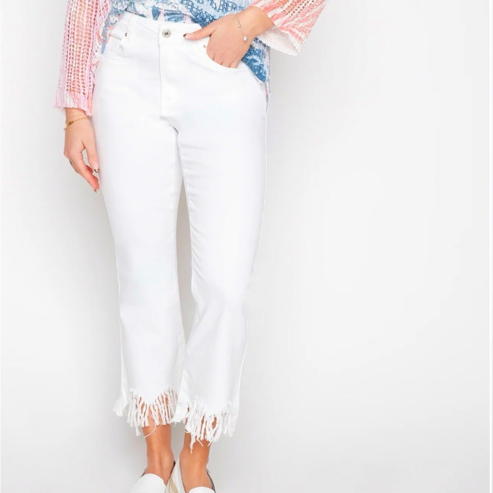 Charlie B Women’s 8 Wide Leg Fringed Hem Cropped White Jeans